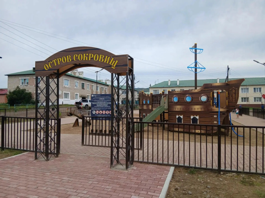 ​В Маккавеево появилась детская площадка по дизайн-проекту «Остров сокровищ»